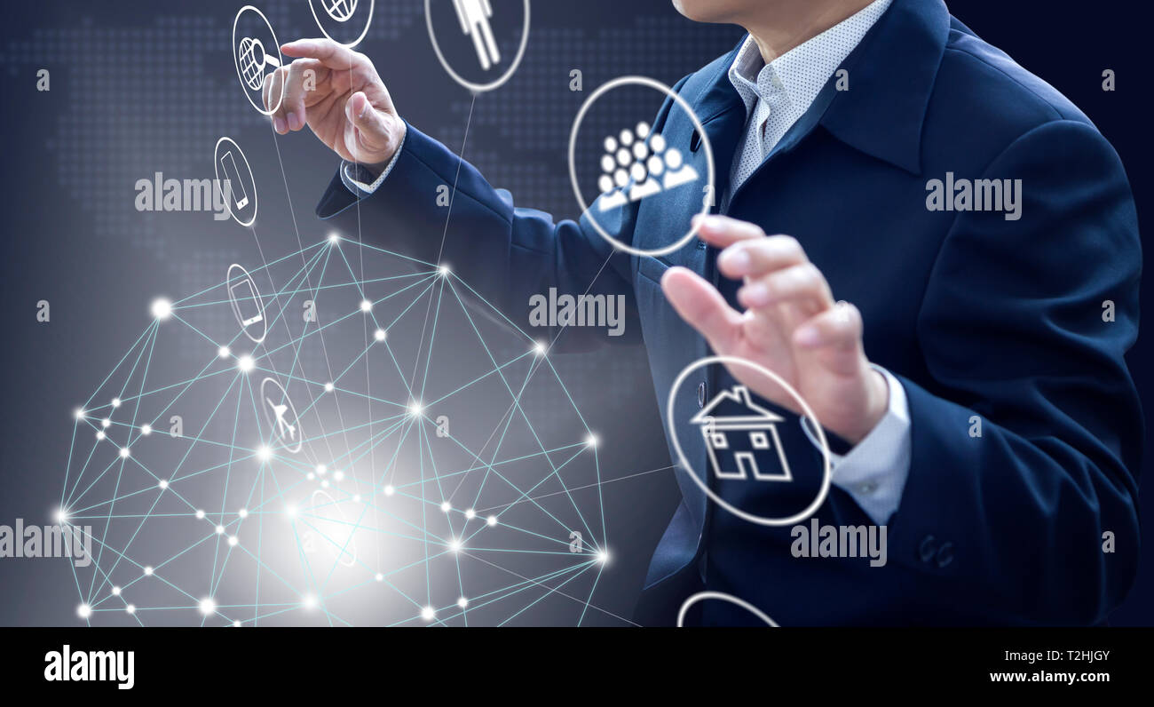 Imprenditore della parte anteriore della moderna virtual touch screen di un sistema cloud, selezionando voci di menu in un'applicazione Foto Stock