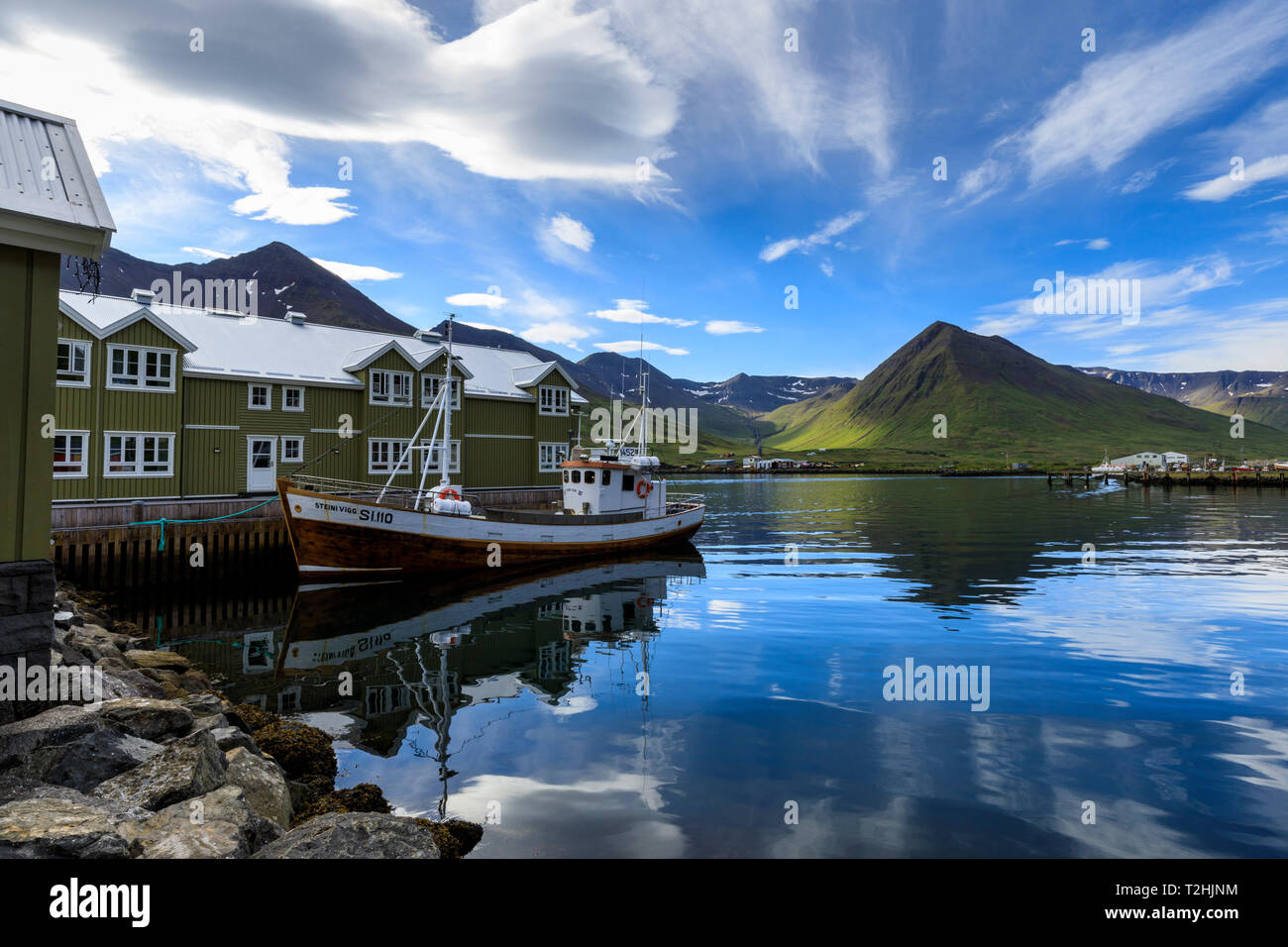 Barca da pesca, hotel, montagna e paesaggio del fiordo, Siglufjörður Affitto, (Siglufjorour), splendida estate meteo, Nord Islanda, Europa, Europa Foto Stock