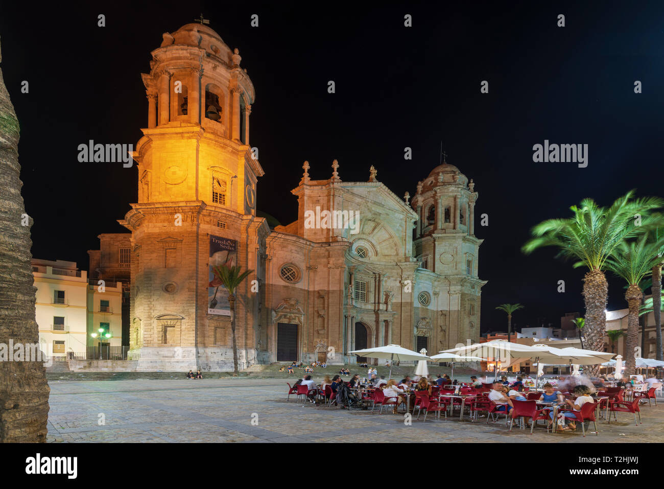 I turisti presso i ristoranti di fronte la cattedrale di Cadice, Plaza Catedral, Cadice, Andalusia, Spagna, Europa Foto Stock