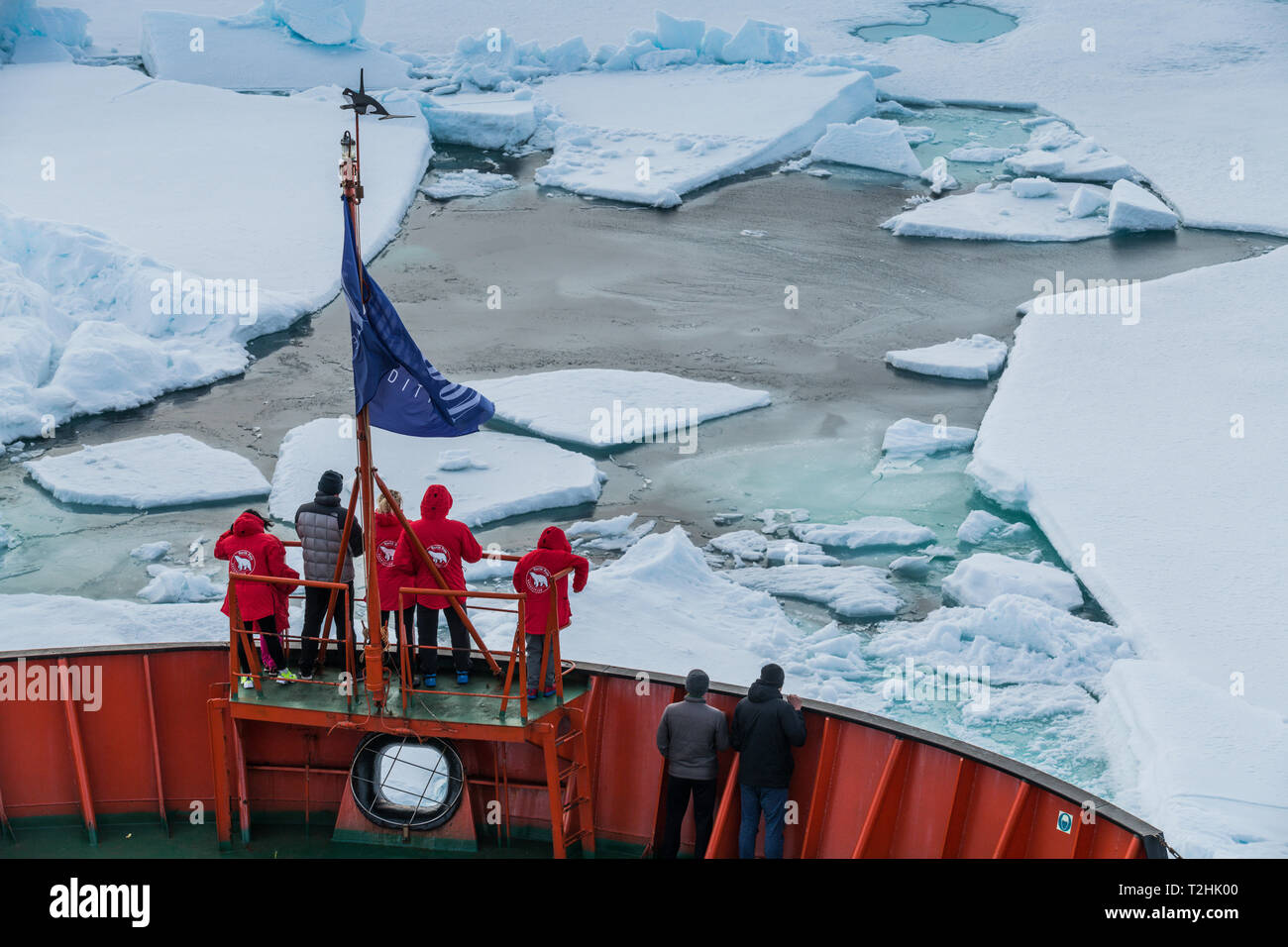I turisti a guardare la rottura di ghiaccio a bordo di un rompighiaccio, Polo Nord, Arctic Foto Stock