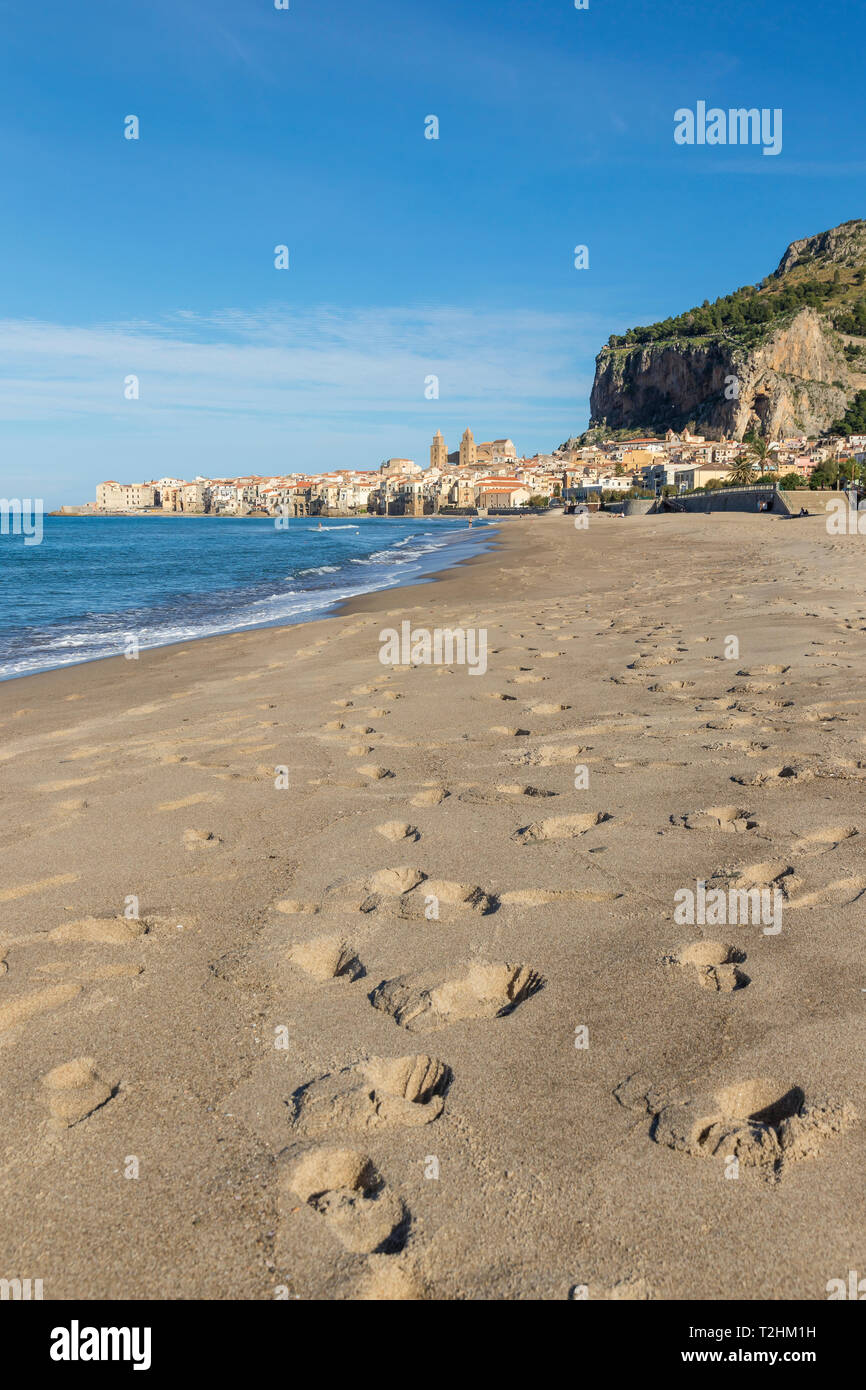 La cattedrale e la città vecchia si vede dalla spiaggia, Cefalu, Sicilia, Italia, Europa Foto Stock