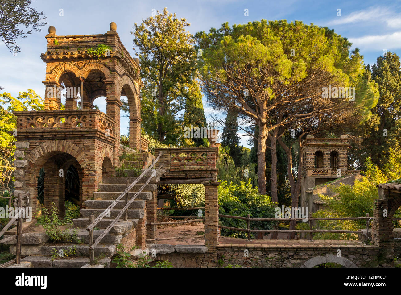 Uno dei cosiddetti 'Victorian Follies' all'interno del giardino pubblico Parco Duca di Cesaro, Taormina, Sicilia, Italia, Europa Foto Stock
