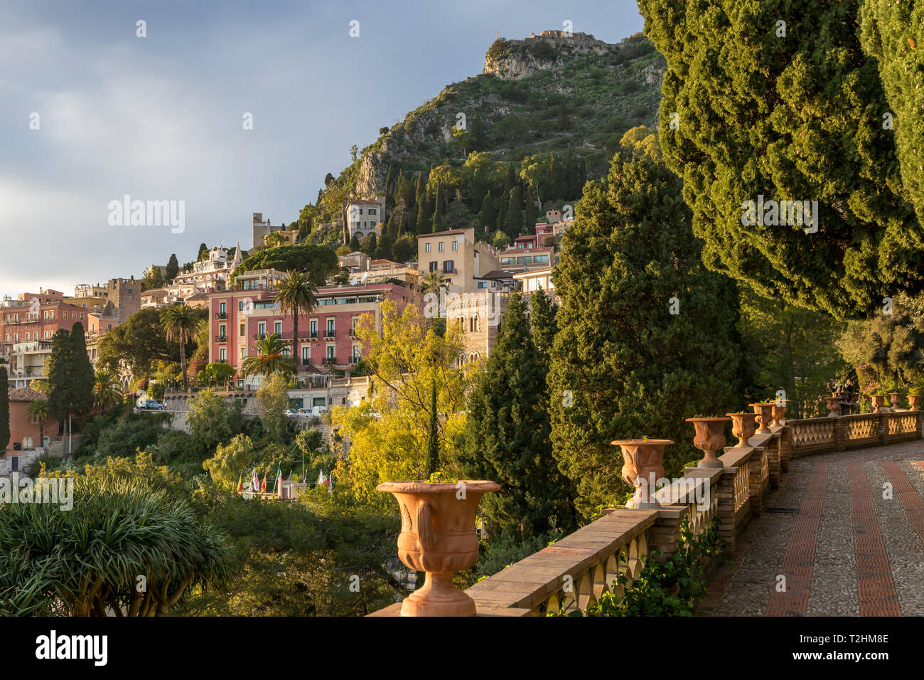 Vista dal giardino pubblico Parco Duca di Cesaro, Taormina, Sicilia, Italia, Europa Foto Stock