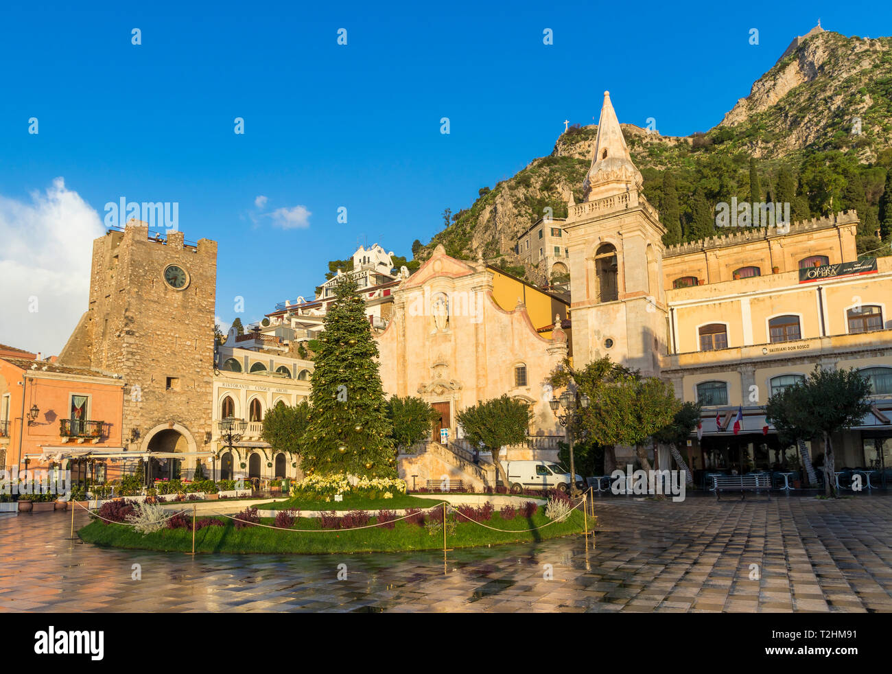 San Giuseppe la chiesa e la torre dell orologio porta a Piazza IX Aprile, Taormina, Sicilia, Italia, Europa Foto Stock