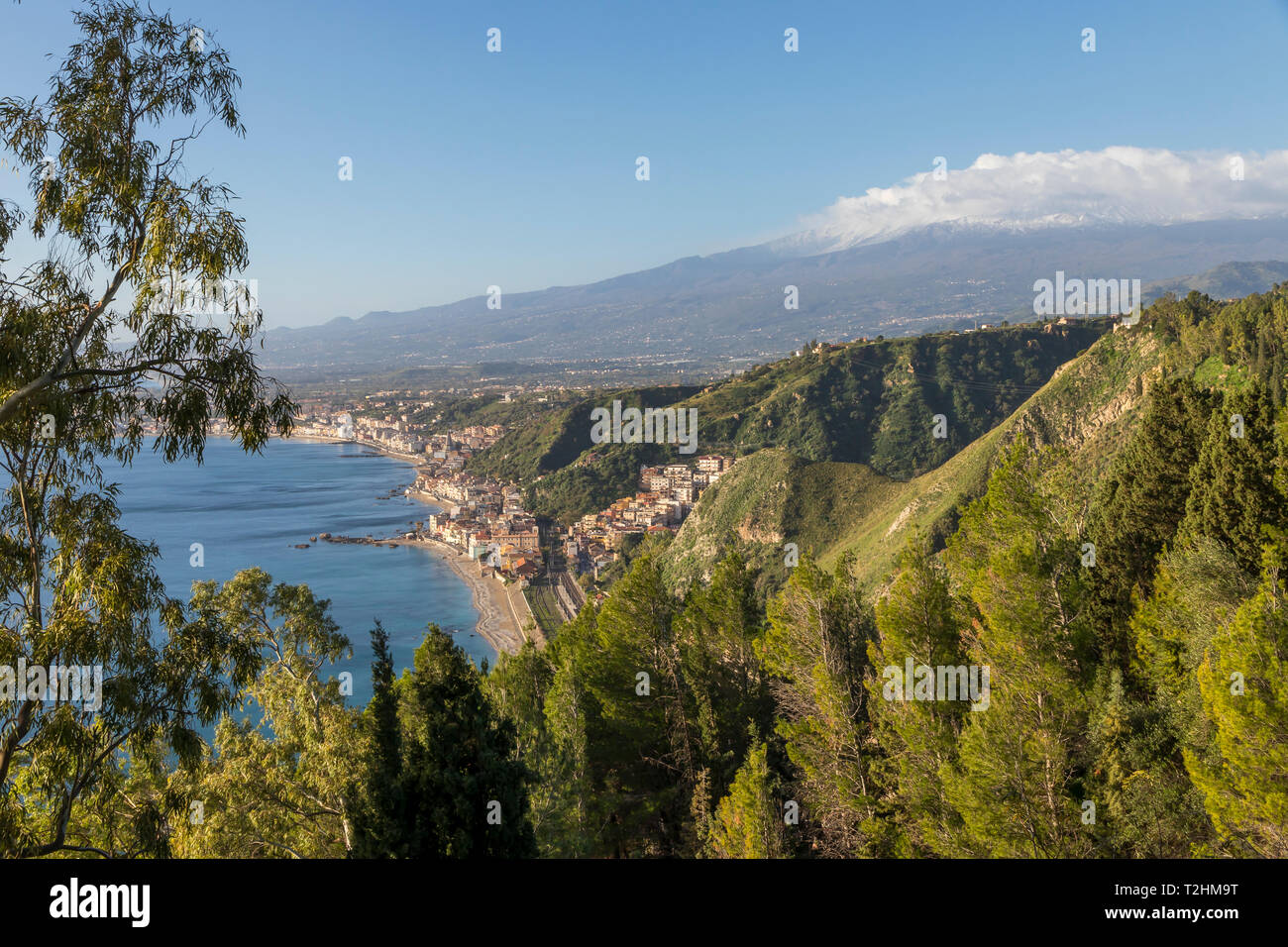Vista dal giardino pubblico Parco Duca di Cesaro a Giardini Naxos e sul Monte Etna, Taormina, Sicilia, Italia, Europa Foto Stock