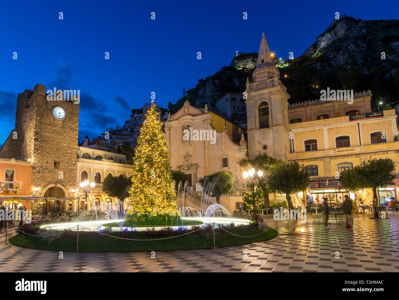 San Giuseppe la chiesa e la torre dell orologio porta a Piazza IX Aprile durante ore blu, Taormina, Sicilia, Italia, Europa Foto Stock