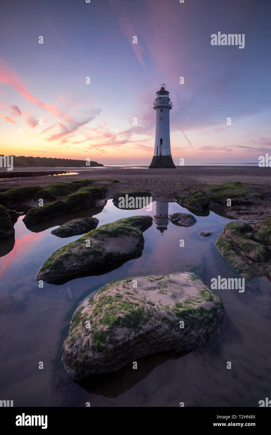 Pesce persico Rock faro di New Brighton riflesso con tramonto spettacolare, New Brighton, Cheshire, Inghilterra, Regno Unito, Europa Foto Stock