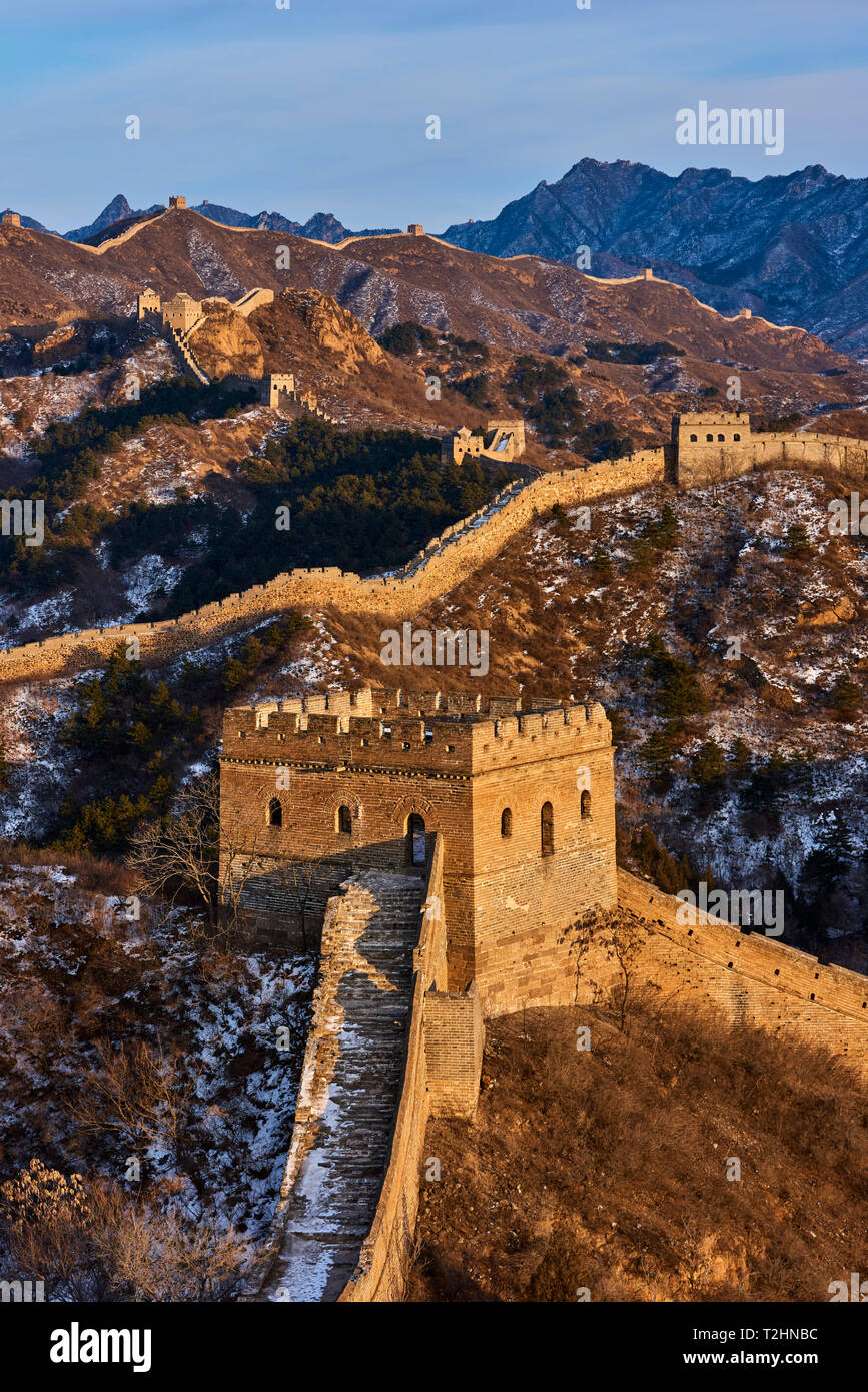 Vista in elevazione del Jinshanling e Simatai sezioni della Grande Muraglia Cinese, Sito Patrimonio Mondiale dell'Unesco, Cina, Asia orientale Foto Stock