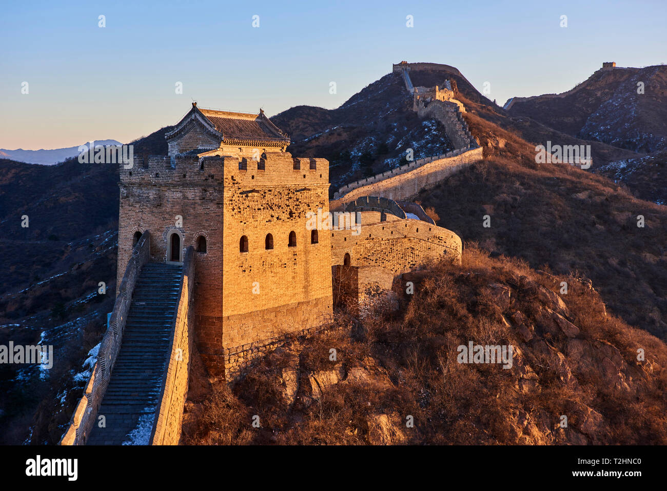 Soleggiato torre di Jinshanling e Simatai sezioni della Grande Muraglia Cinese, Sito Patrimonio Mondiale dell'Unesco, Cina, Asia orientale Foto Stock