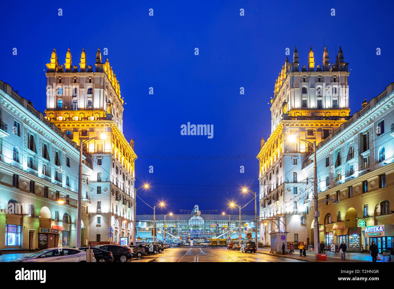 I cancelli di Minsk e piazza della stazione ferroviaria al crepuscolo, Minsk, Bielorussia, Europa orientale Foto Stock