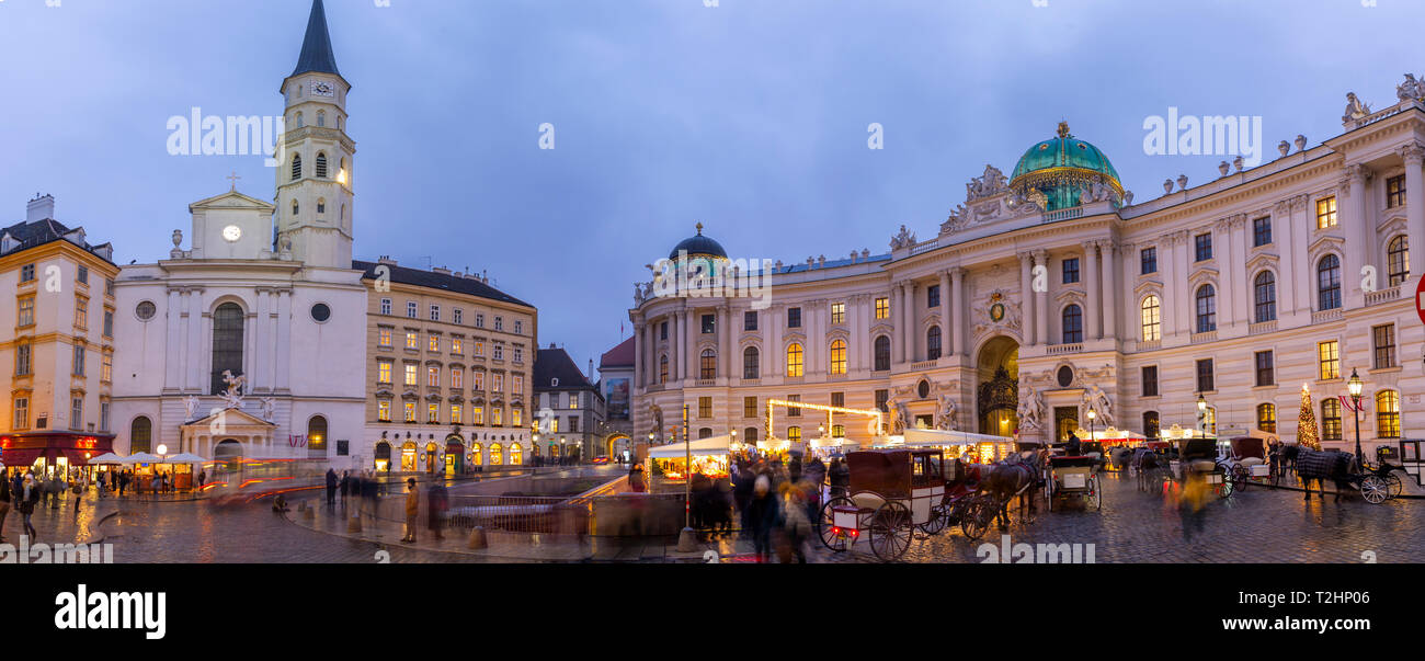Mercatino di Natale con bancarelle e San Michele Chiesa cattolica in Michaelerplatz, Vienna, Austria, Europa Foto Stock