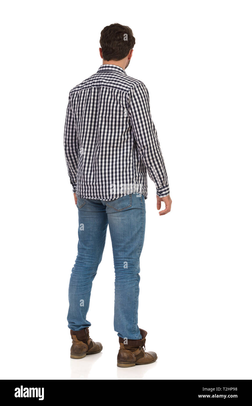 Uomo in jeans, stivali e lumberjack shirt è in piedi gambe divaricate.  Vista posteriore. Lunghezza completa studio shot isolato su bianco Foto  stock - Alamy