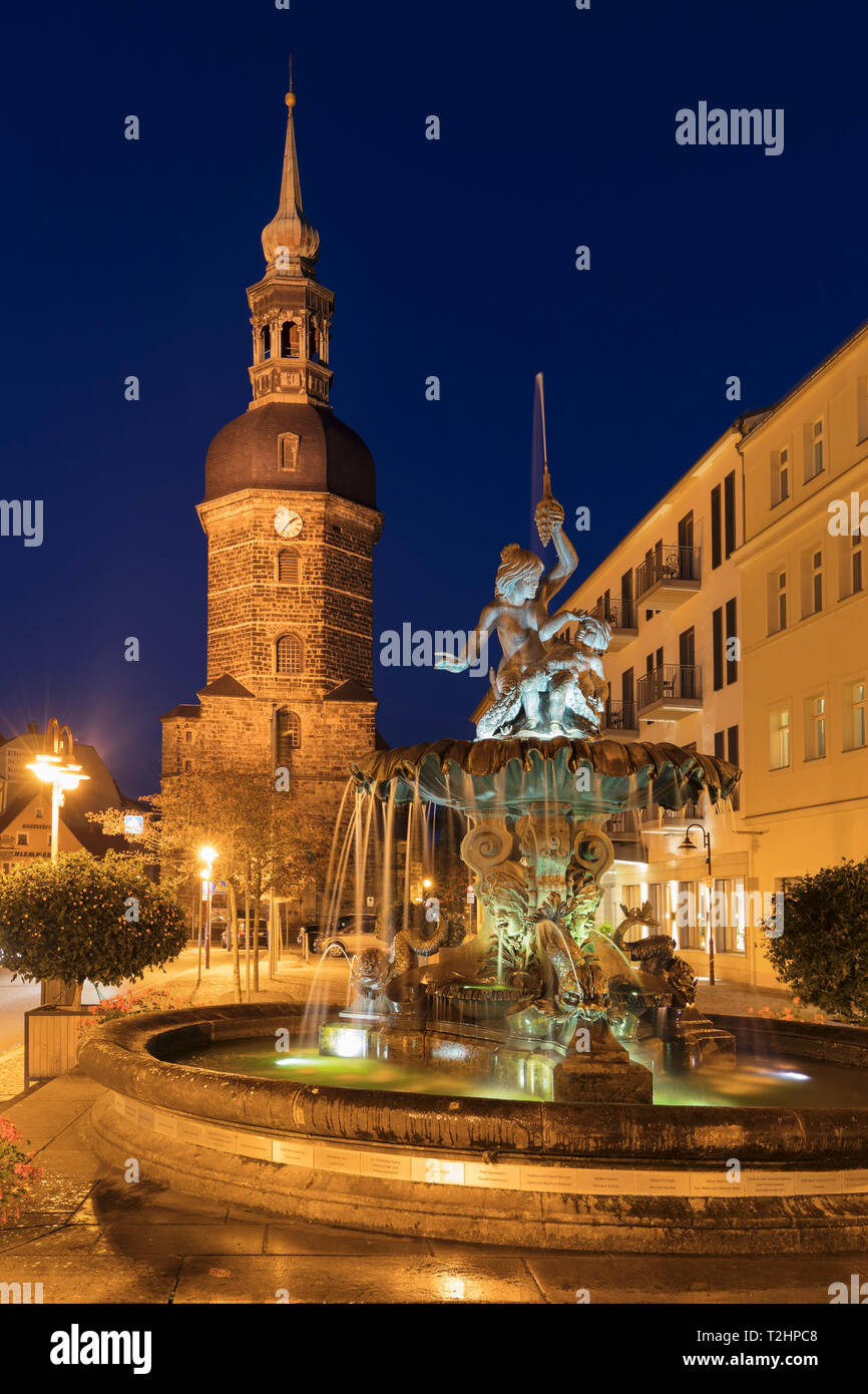 Fontana Sendigbrunnen da Kirchengemeinde S. Johannis di notte a Bad Schandau, Germania, Europa Foto Stock