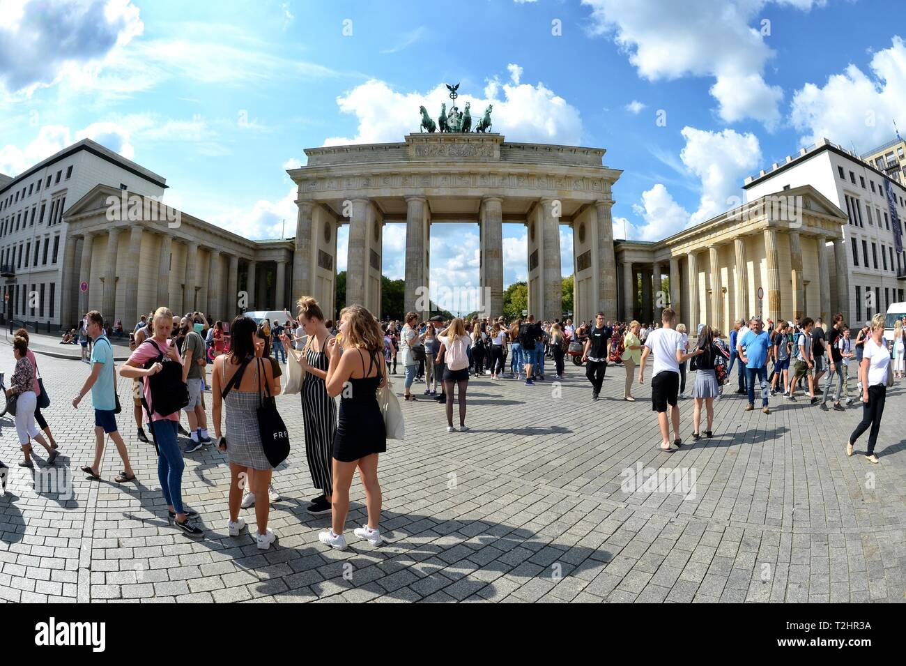 I turisti di fronte alla Porta di Brandeburgo, Germania Berlino Foto Stock