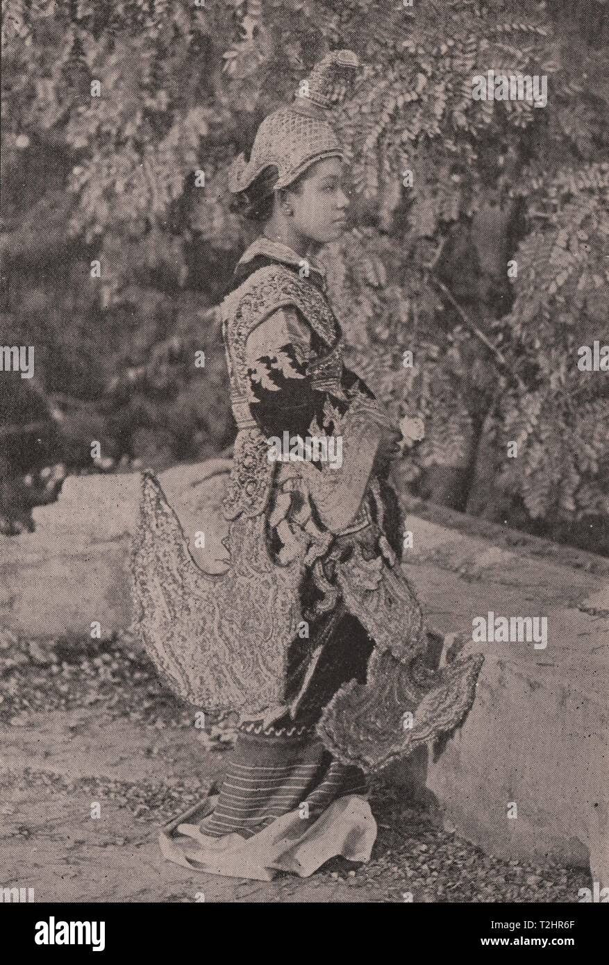 Una principessa della Birmania in Costume di Corte Foto Stock