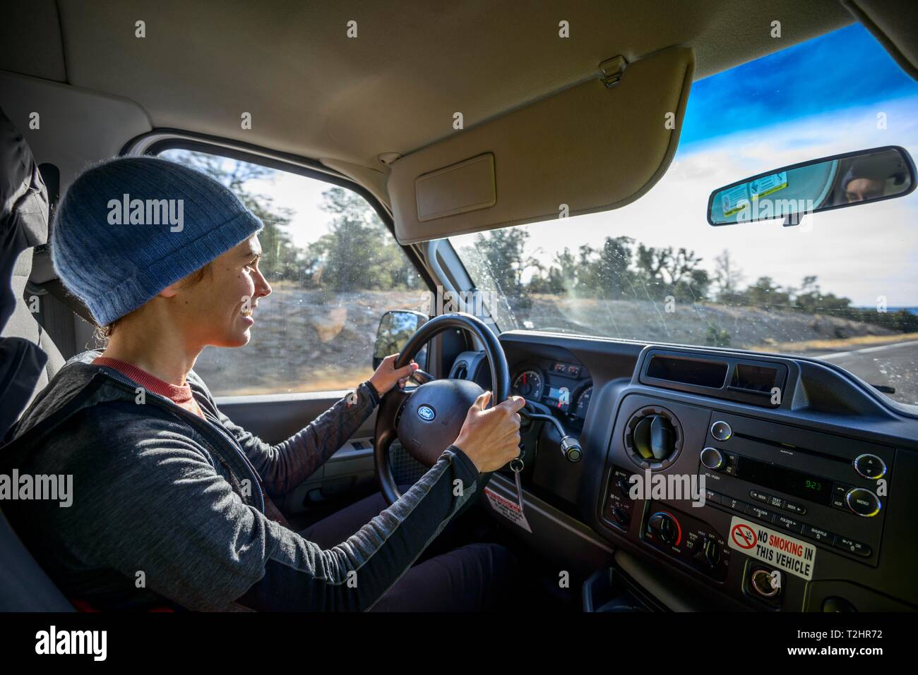 Giovane donna alla guida di una vettura, Arizona, Stati Uniti d'America Foto Stock