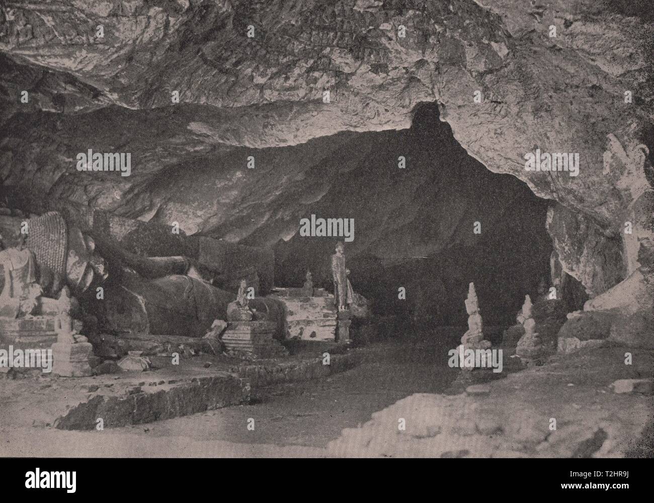 Buddista grotta sacra e scolpito la figura di Gandaura, quaranta-cinque piedi di lunghezza Foto Stock