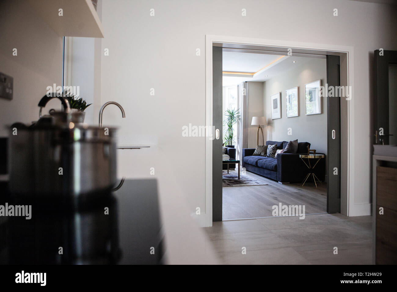 Zona cucina mostra inter sale collegate alla family room nella parte anteriore della casa attraverso due porte. Foto Stock