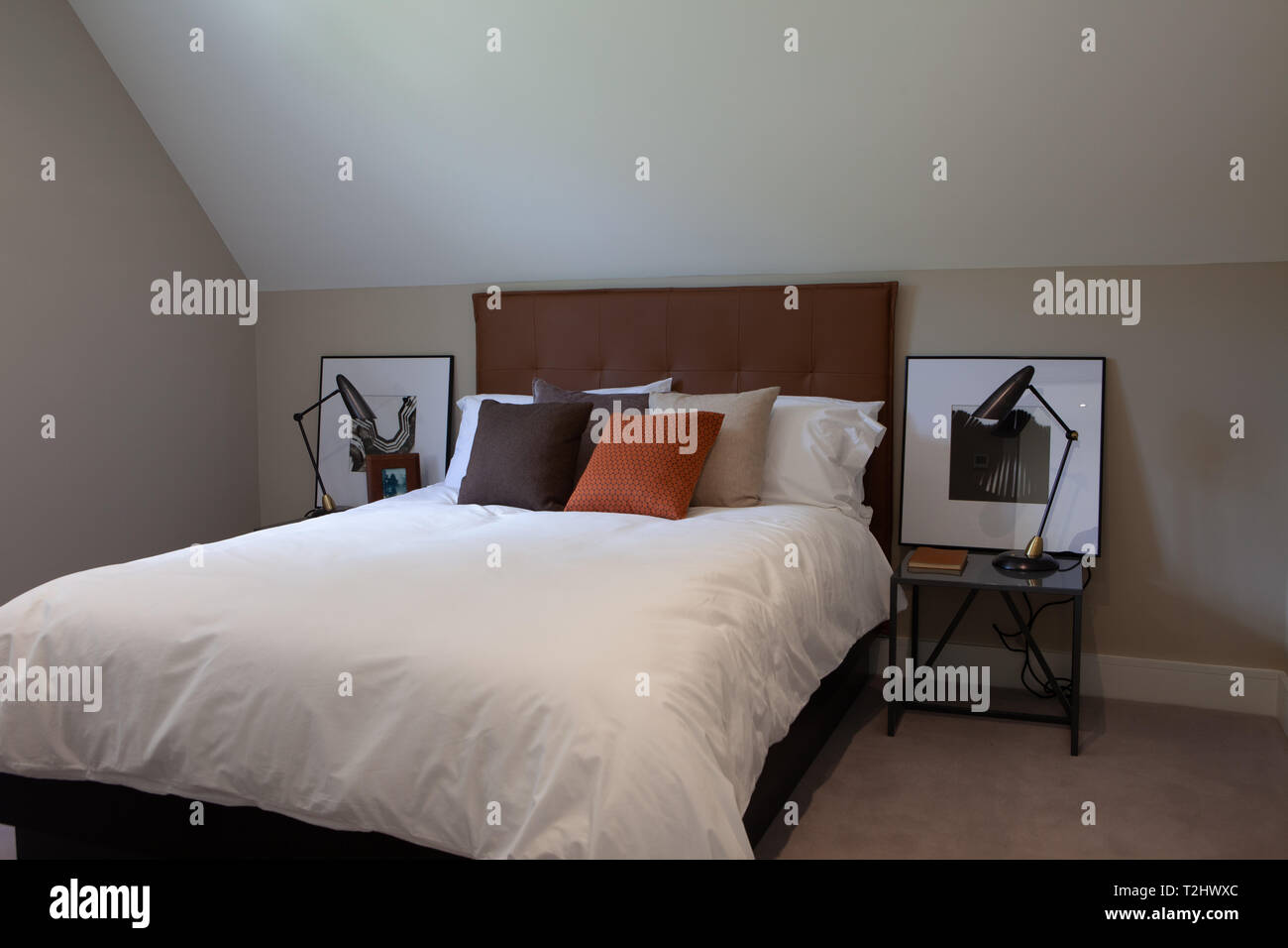 Le camere da letto di una mostra a casa con letti doppi Foto Stock