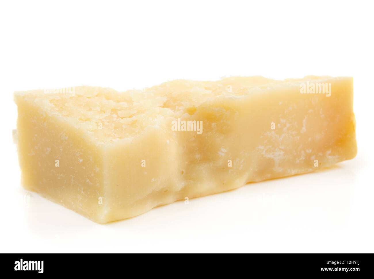Pezzo di maturazione il formaggio parmigiano reggiano isolati su sfondo bianco Foto Stock