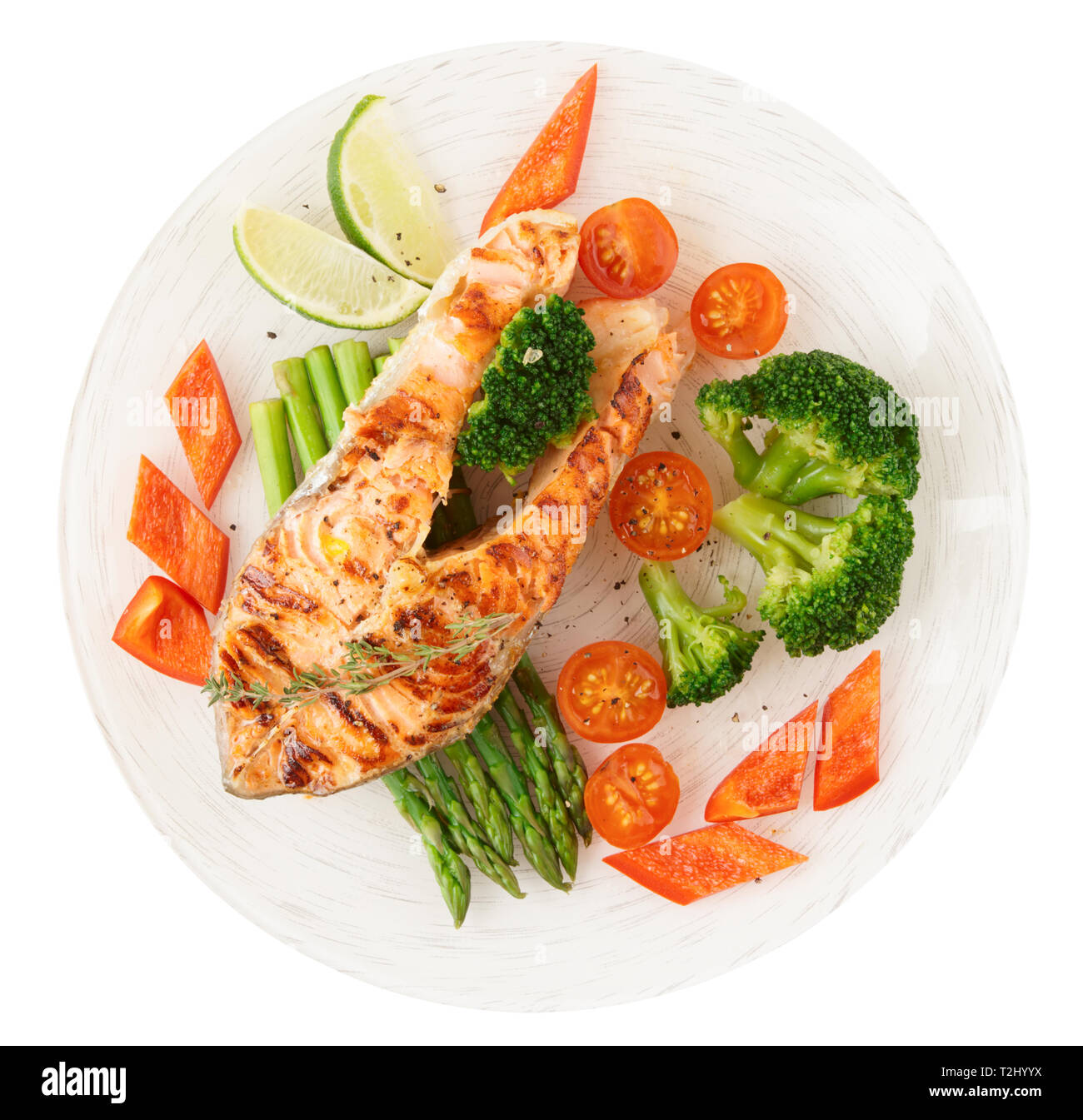 Bistecca di salmone nella piastra con verdure isolati su sfondo bianco Foto Stock