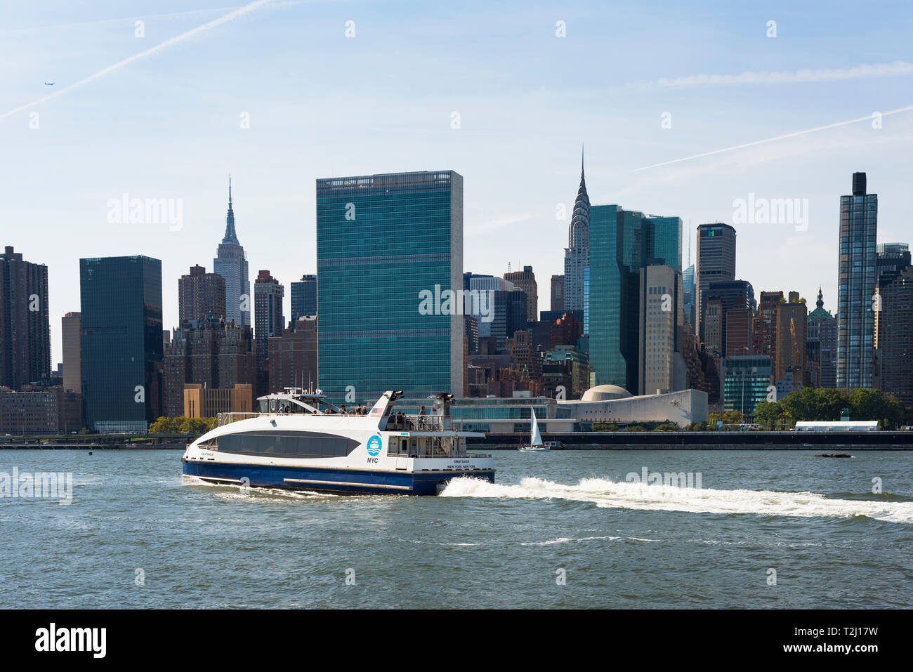 La città di New York in traghetto la East River di New York City. Foto Stock