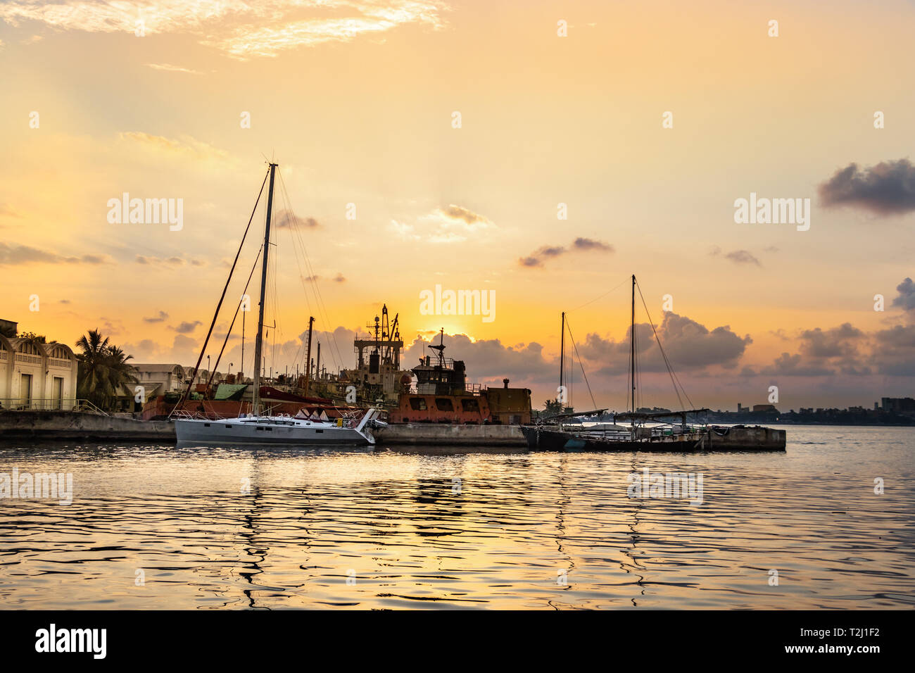 Vista del porto di Galle al tramonto con barche e navi arrugginito in background in Sri Lanka. Foto Stock