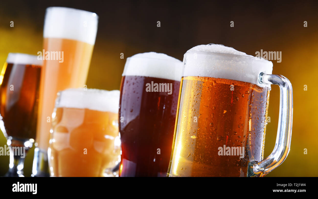 Composizione con 5 bicchieri di birra. Foto Stock