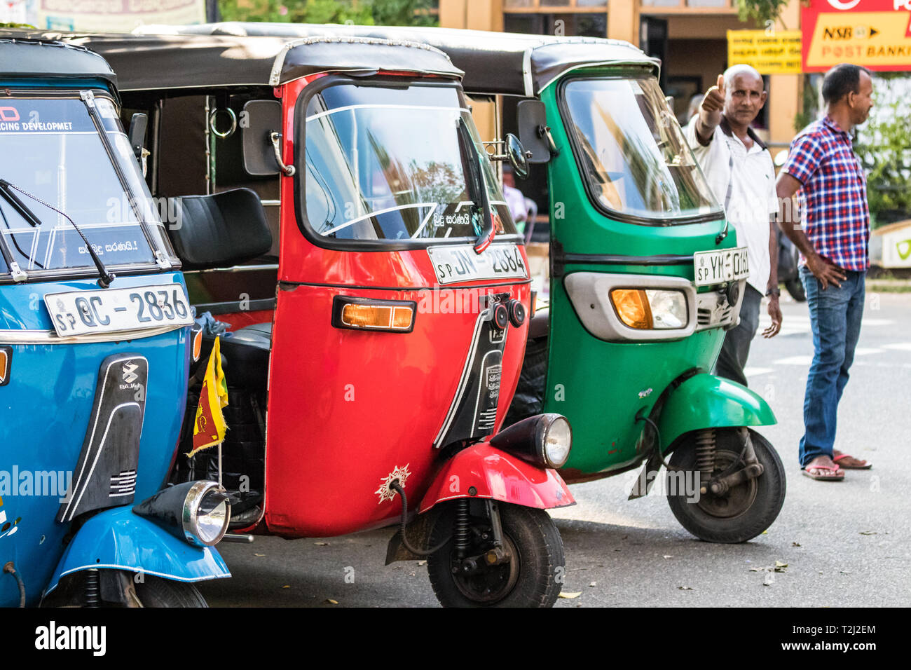 Galle, Sri Lanka - Febbraio 17th, 2019: coda di autisti di tuk tuk attesa dei passeggeri presso il centro della città di Galle, Sri Lanka. Foto Stock