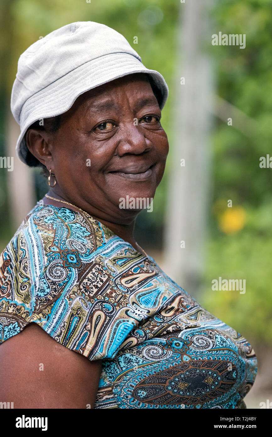 Praslin, Seychelles - Febbraio 5th, 2019: Ritratto di un locale donna nera all'aperto in Praslin, Seicelle. Foto Stock