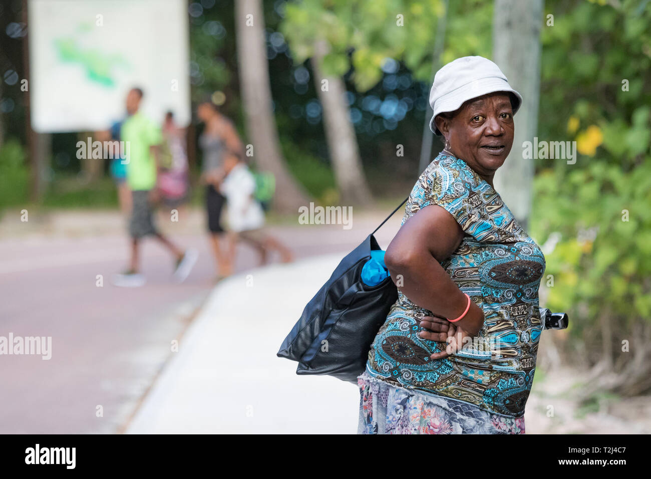 Praslin, Seychelles - Febbraio 5th, 2019: Ritratto di un locale donna nera all'aperto in Praslin, Seicelle. Foto Stock