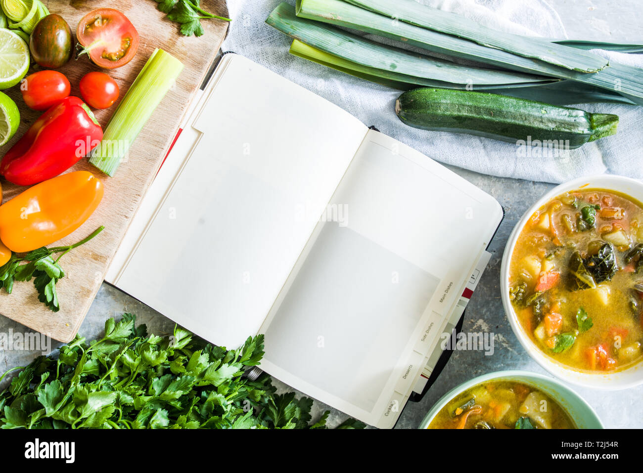 Il Minestrone ricetta, degustazione e la scrittura rcipe sul libro di cucina di italiano per il minestrone con pomodoro ciliegino brown, calce e link di tondi con Foto Stock
