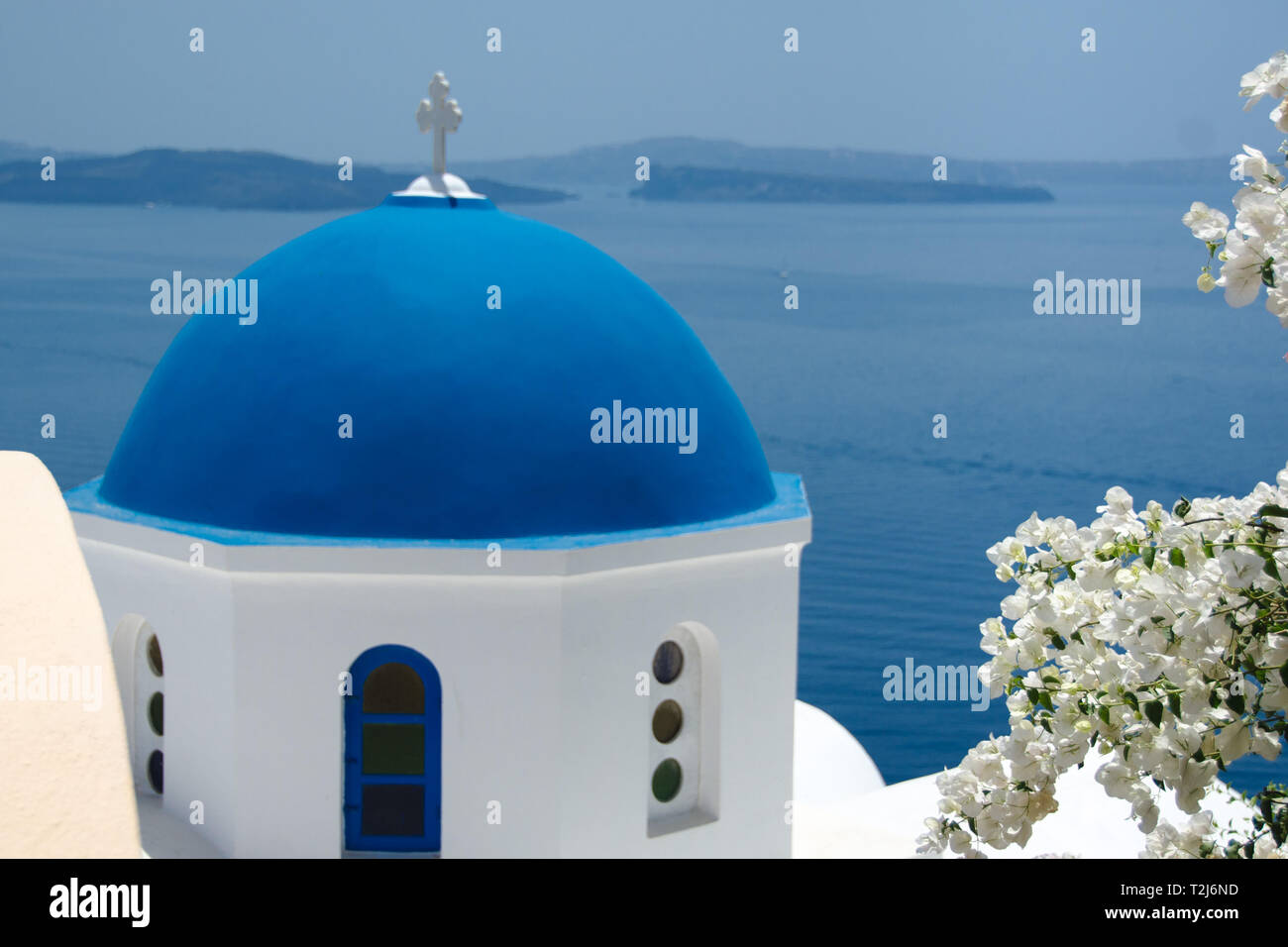 Una bella, classic chiesa ortodossa si siede sul cliffside di Santorini, affacciato sul Mar Egeo. Foto Stock