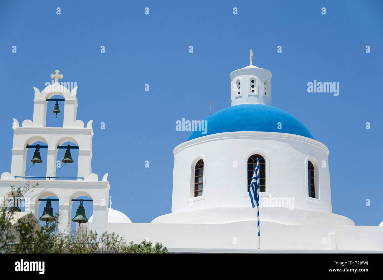 Una bella, classic chiesa ortodossa si siede sul cliffside di Santorini, affacciato sul Mar Egeo. Foto Stock