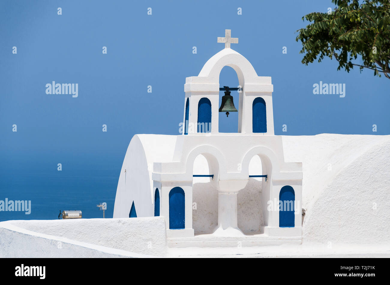 Una bella, classic chiesa ortodossa si siede sul cliffside di Santorini, affacciato sul Mar Egeo. Foto Stock