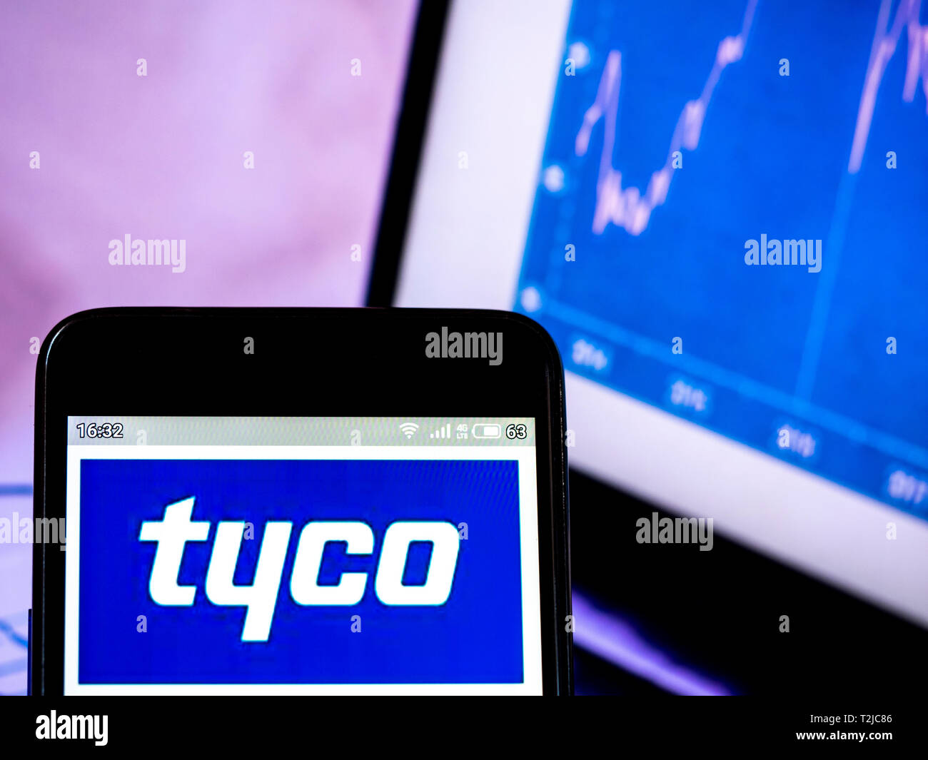 In questa foto illustrazione a Tyco International Ltd si vede il logo visualizzato su un telefono intelligente Foto Stock