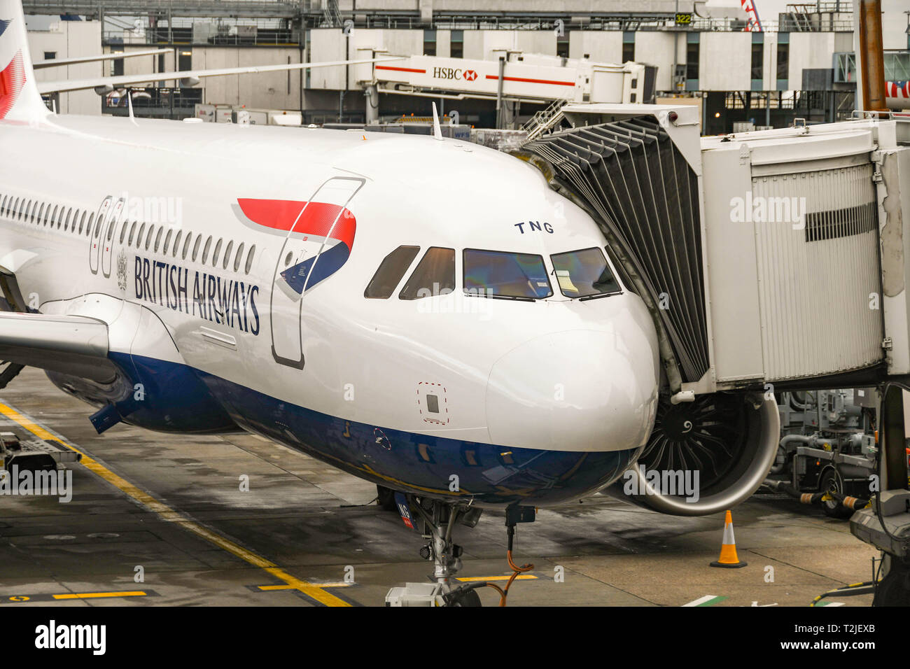 Dall'Aeroporto Heathrow di Londra, Inghilterra - Febbraio 2019: Nuovo British Airways Airbus A320 Neo a corto raggio jet attaccato ad un passeggero jettty Foto Stock