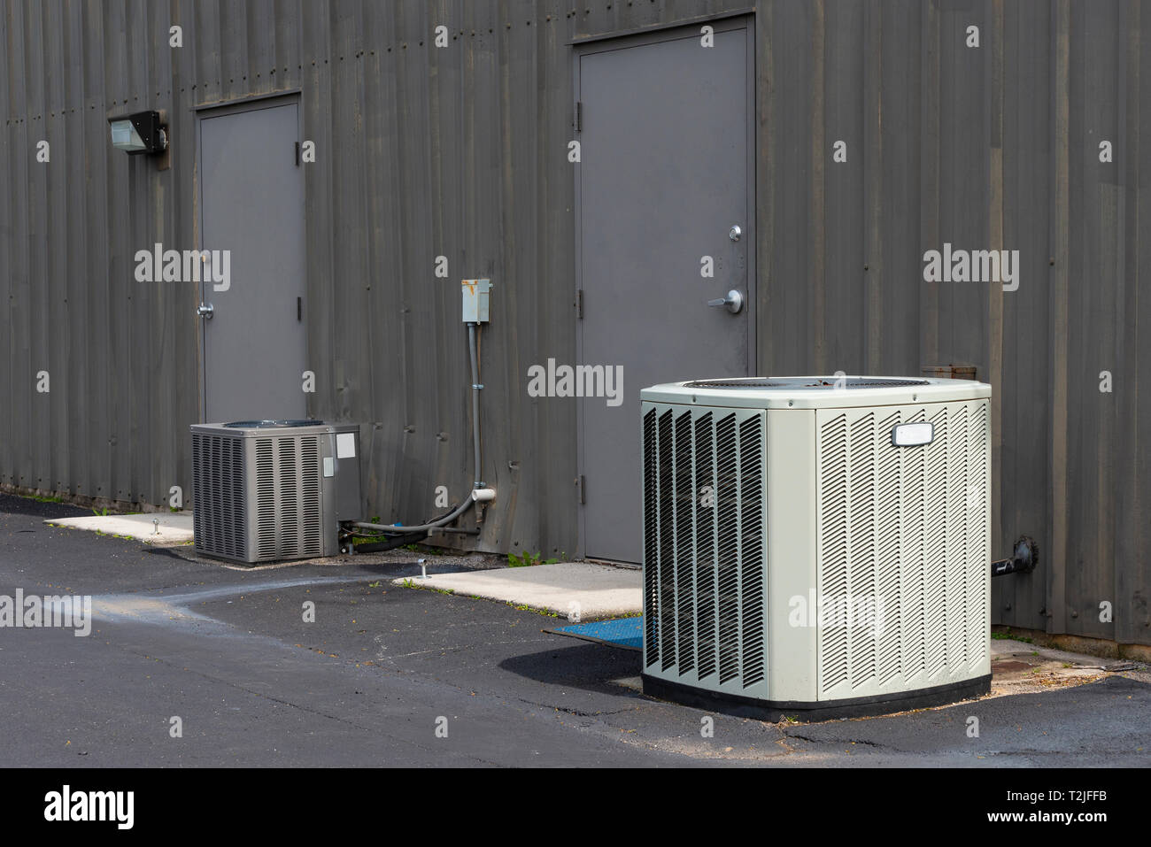 Inquadratura orizzontale di commerciale condizionatori di aria al di fuori di un invecchiamento ufficio complesso. Foto Stock