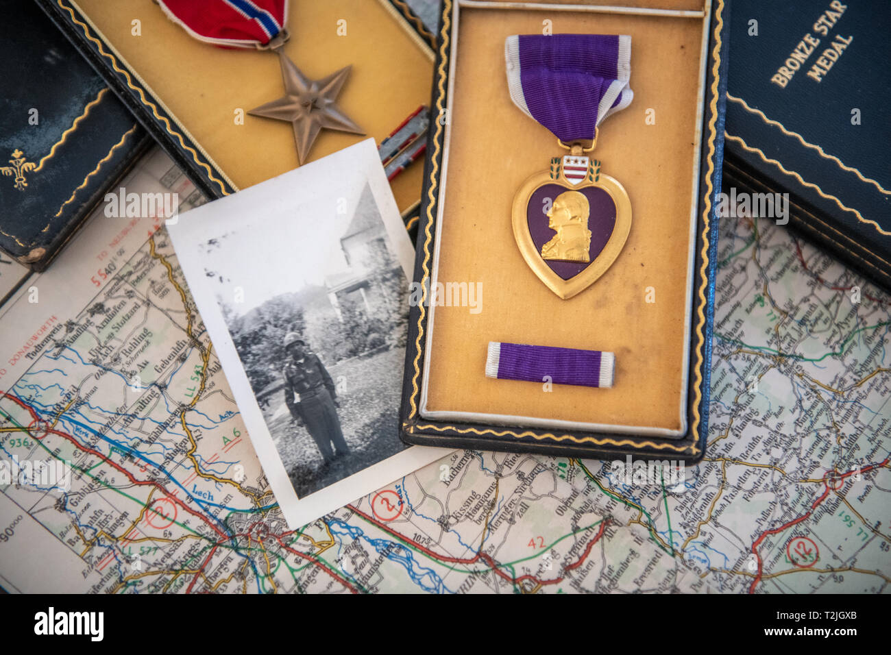 Due casi contenente il cuore viola e la medaglia di stella Bronze dalla seconda guerra mondiale con immagine del soldato in uniforme in appoggio sulla parte superiore della mappa, scintille, MD Foto Stock