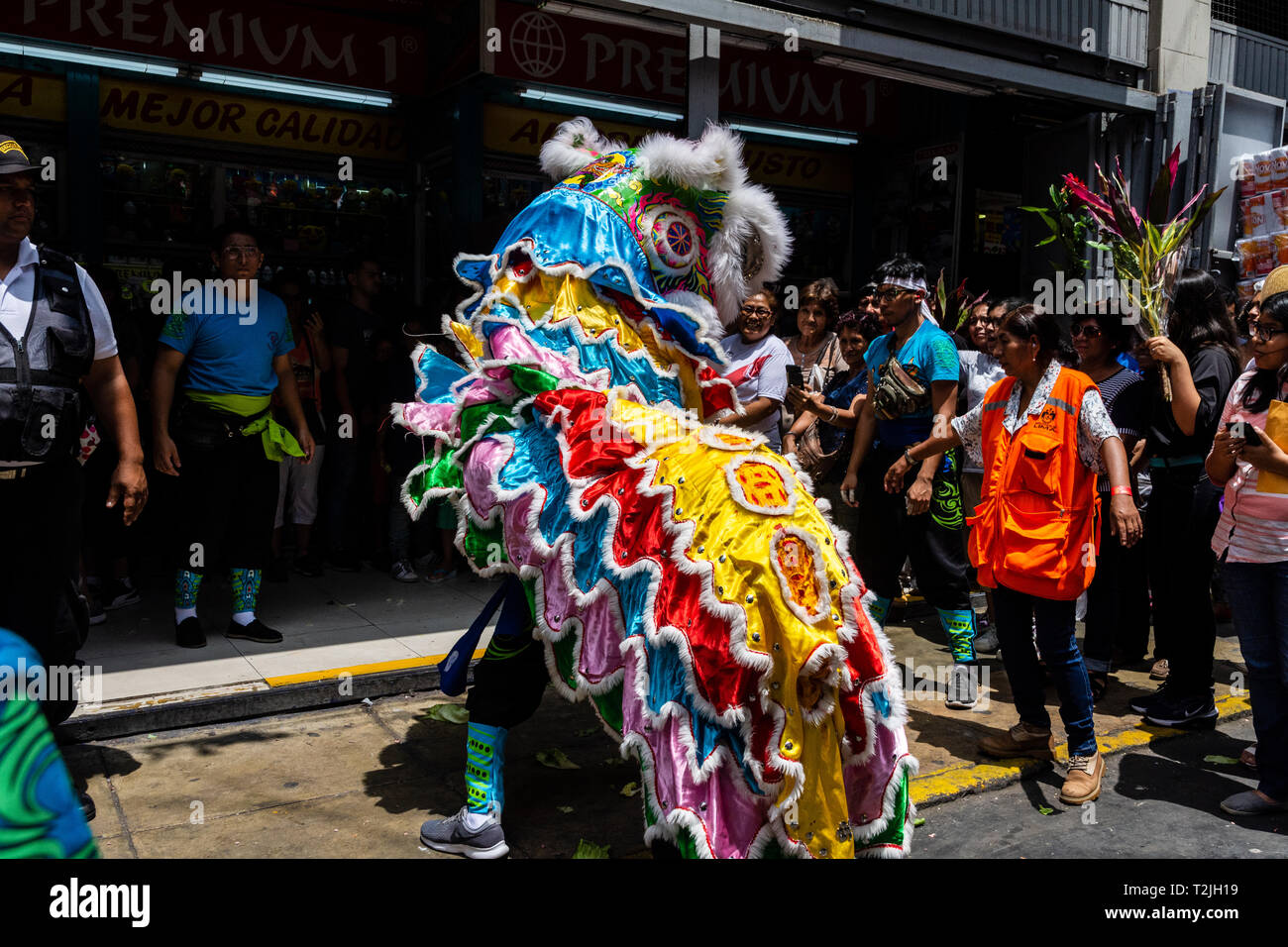 Celebrazione del nuovo anno cinese a Lima, Perù, Sud America. La danza del drago. Foto Stock