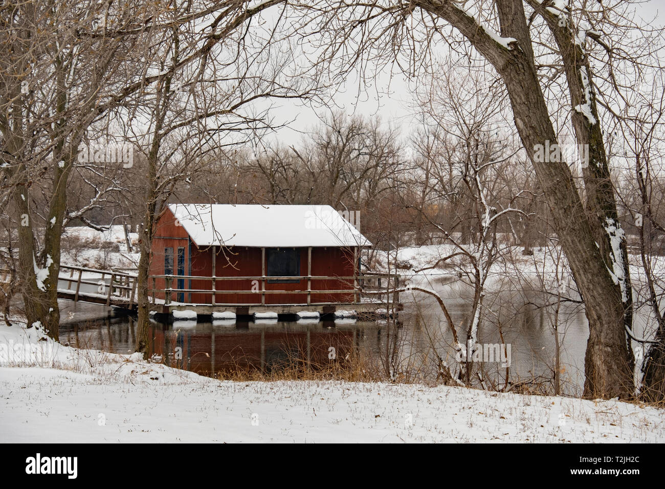 Oggetto fluttuante dock di pesca su uno stagno dopo una neve di Sedgwick County park, Wichita, Kansas, Stati Uniti d'America. Foto Stock