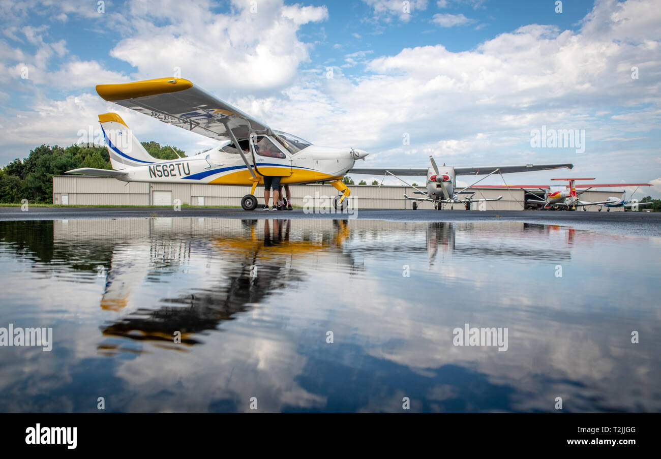 Tecnam P92 Eaglet aereo riflette nella piscina di acqua in aria aeroporto, a Stevensville, MD Foto Stock