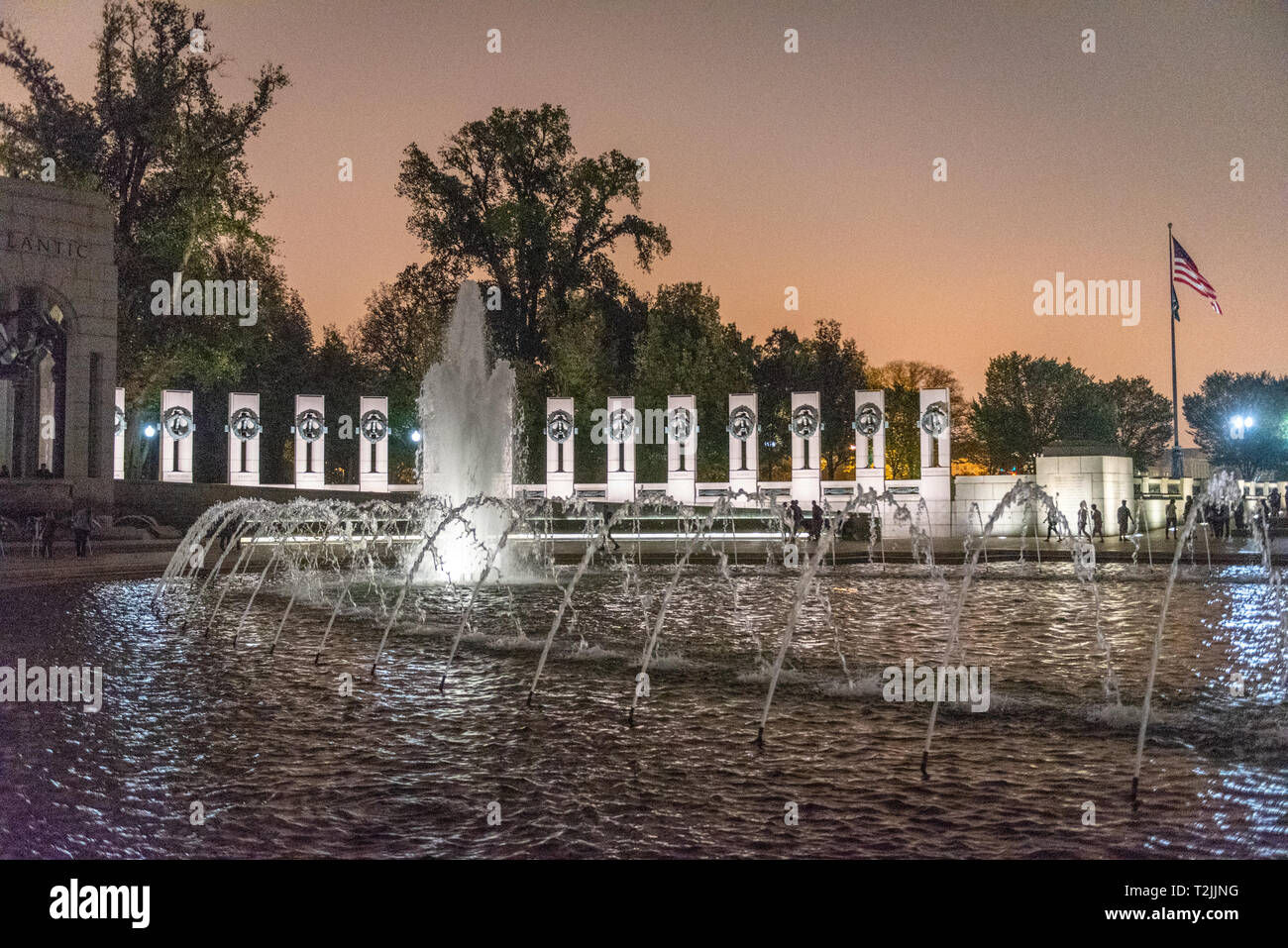 Cieli notturni glow arancioni su National Memoriale della Seconda Guerra Mondiale, Washington, D.C. Foto Stock