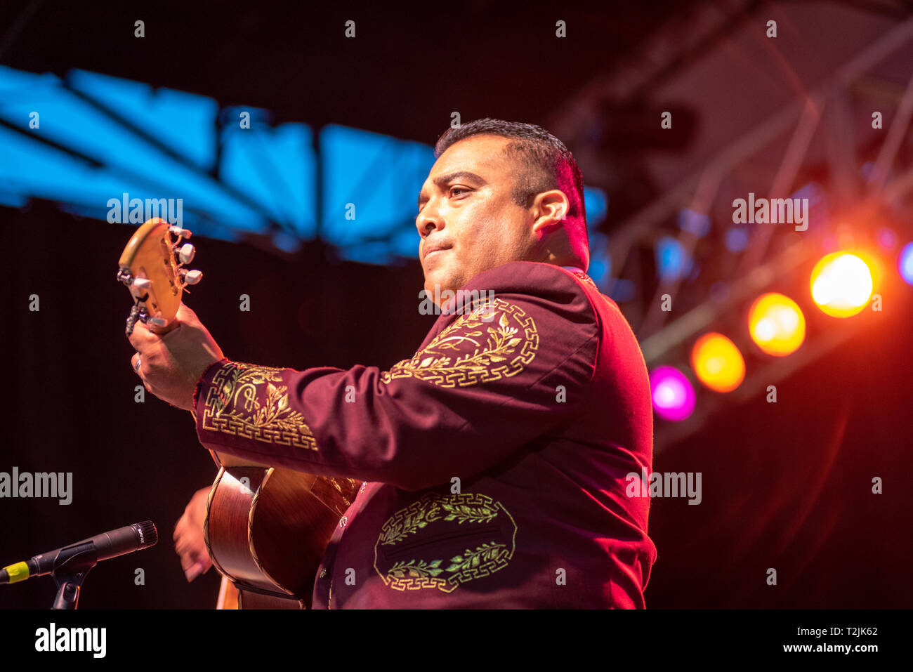 Membro del gruppo mariachi Mariachi Los Campero suonando la chitarra in scena al National Folk Festival di Salisbury, MD Foto Stock