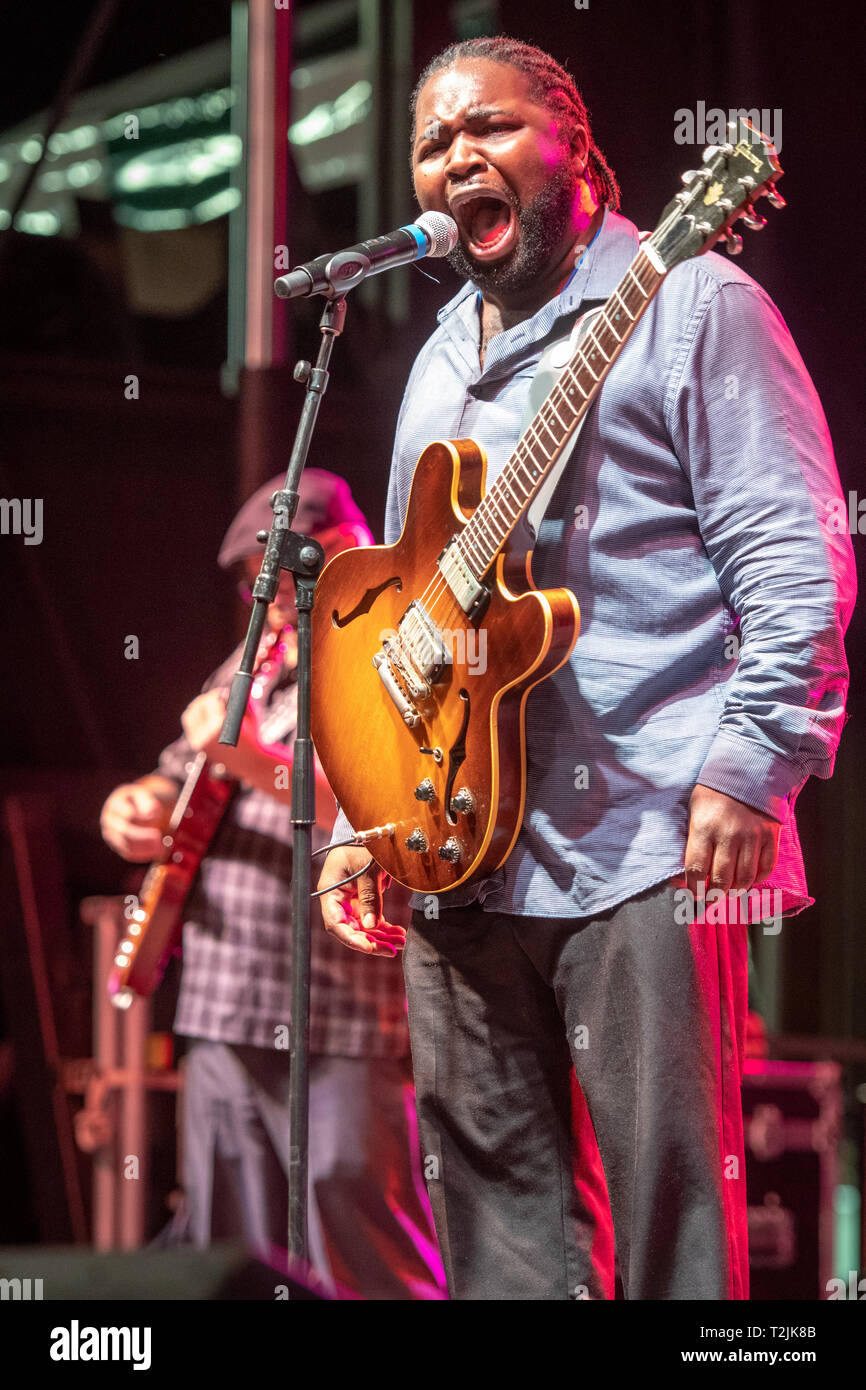 Blues performer Marquise Knox cantare nel microfono sul palco a livello nazionale Folk Festival a Salisbury, MD Foto Stock