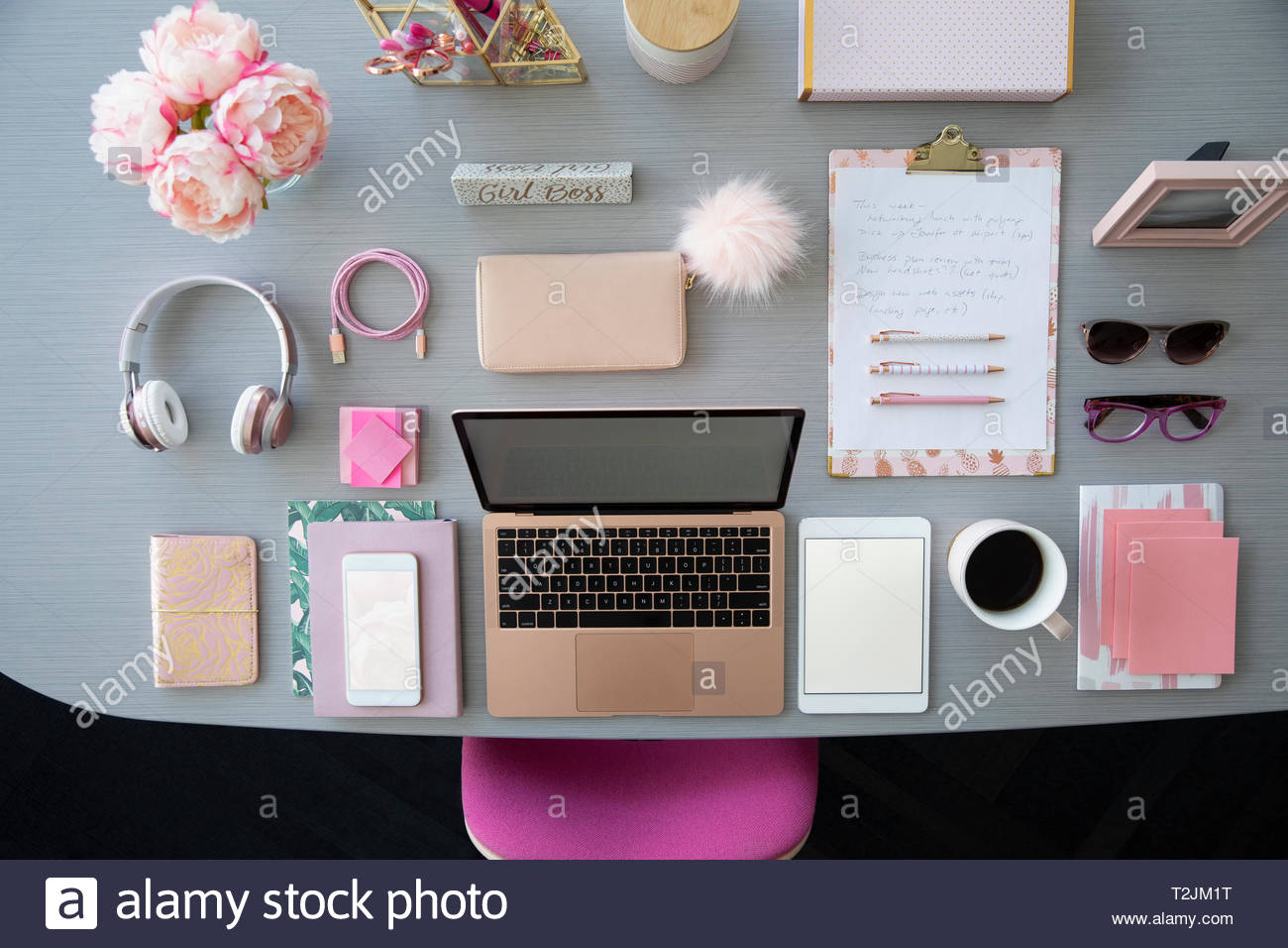 Vista da sopra laptop rosa e forniture per ufficio sulla scrivania Foto Stock