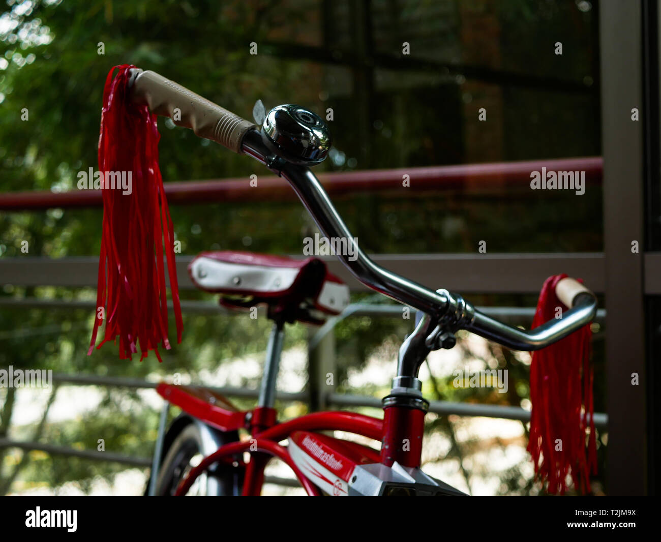 E il vecchio rosso bici sul display durante una expo sul museo el Castillo Medellin in Colombia Foto Stock