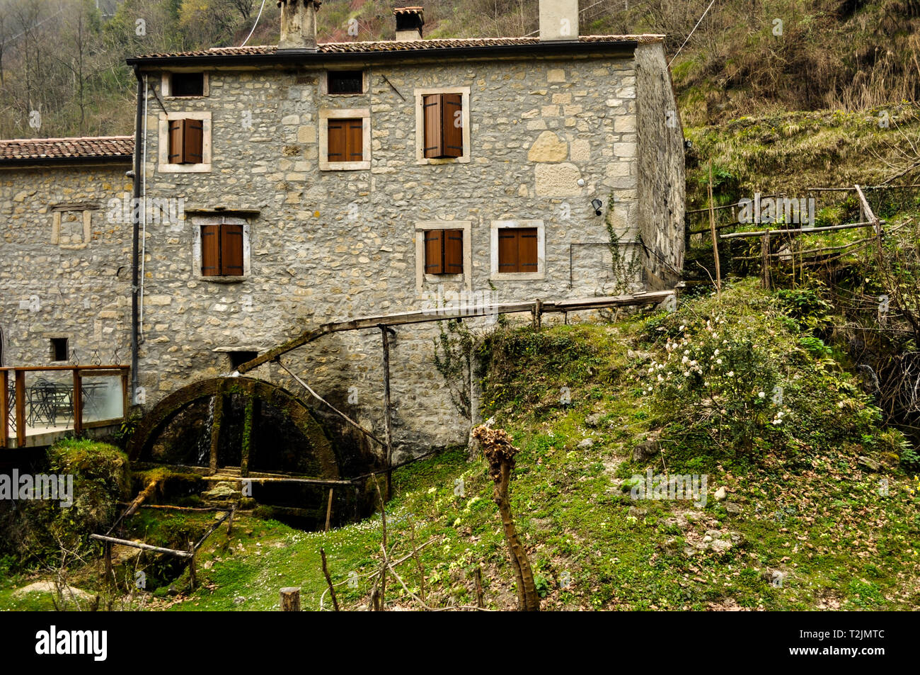 Italiano montagna casa in pietra con ruota ad acqua Foto Stock