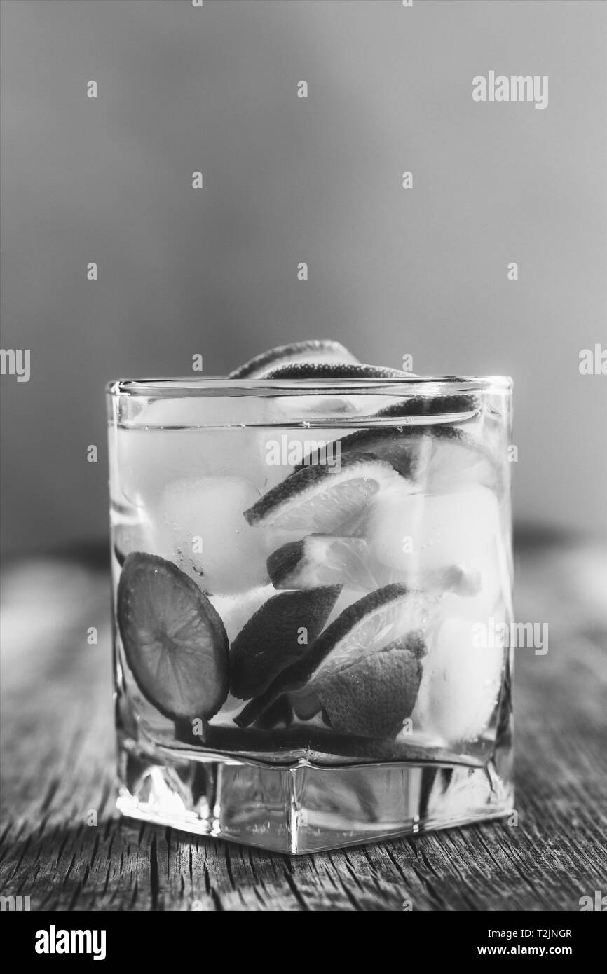 Bevanda rinfrescante con limone verde e il ghiaccio si chiudono, foto in bianco e nero Foto Stock