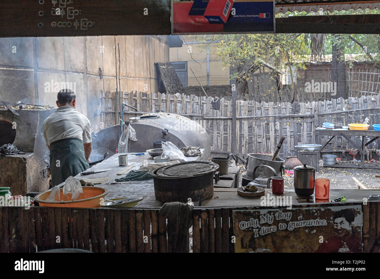 Uomo cucina cibo al mercato Nyaung U (Nyaung Oo) (mani Sithu) ristorante a Nyaung U, vicino a Bagan Myanmar (Birmania) Foto Stock